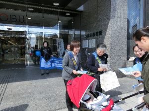 説明しながら配布
