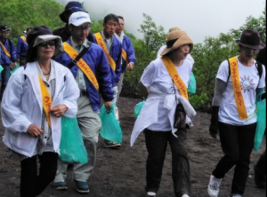 富士山５合目の清掃活動