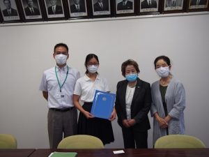 県立小田原高校にて。市川副校長先生（写真一番左）と奨学生と共に