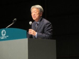 記念講演会は、池上彰先生をお迎えし、「コロナ禍の日本と世界をどう生きるか」をテーマにお話をしていただきました。