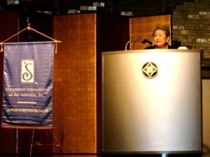 渡辺史子前期ガバナーの「第47回SIA隔年大会報告」では、２日間にわたるバーチャル大会の様子を楽しくスクリーンを使ってご報告されました。